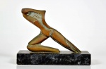 Celina Lisboa, Linda escultura de bronze patinado representando "mulher em movimento", assinada. Base de granito. Med 12 x 4 x 15 cm (a obra); 3 x 7 x 20 cm (a base). Marcas do tempo.