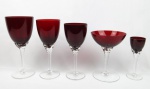 Parte de lindo serviço de cristal de murano, na cor Rubi e hiálico com o total de 29 peças , sendo :  06 taças para água; 05 taças para vinho tinto; 06 taças para vinho branco ; 04 taças para champanhe e 08 cálices para licor. Medidas: Alt. 18,2 cm e Diâm. 8,0 cm. ( água ) ; Alt. 17,3 cm e Diâm. 7,0 cm. (vinho tinto) ; Alt. 16,2 cm.e Diâm. 6,8 cm (vinho branco ) ; Alt. 13,7 cm e Diâm. 10,4  cm ( champanhe) ; Alt. 12,2 cm e Diâm. 4,4 cm. ( licor). Marcas de uso. No estado.