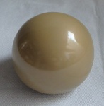 Esfera decorativa em cerâmica caramelada e vitrificada. 38cm de circunferência e aprox. 11cm de alt