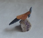 Espetacular pássaro em pedra brasileira, representando um papagaio, rico em detalhes e trabalho bem executado. Me. 11cm x 9cm.