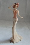 Interessante Escultura de Dama Art Deco em resina policromado. Mede: 22cm