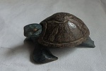 Antiga esculturas retratando tartaruga, sendo porta alianças em madeira. 18cm