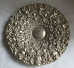 Medalhão em metal com decoração de rosáceas, aconcheados e volutas no estilo Portugues. Precisa banho de prata. Diâmetro 40 cm.