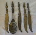 Antigo Objeto de Bronze representando colher e 4 Facas com desenho de taberna. Med. 35cm