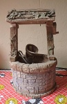 Fonte de água decorativa representando poço, manufaturada em resina, altura de 30cm.