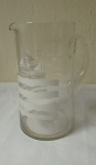 Jarra para água e suco em vidro decorado com faixas brancas representando o mar e barcos - jarra da déc. 60/70 - Alt.  21cm