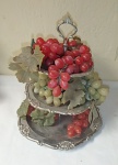 Fruteira em metal prateado com 3 estágios, acompanha a uva de adorno. Altura 35cm x 29cm