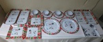 Miscelânea com 18 peças de plástico para festa com tema de Natal, uma com pequeno quebrado.