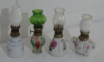 Colecionismo - Lote com 4 lampiões sendo 2 de porcelana decorada com florais, uma de opalina branca e uma de vidro moldado. Altura da maior 13 cm.
