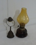Colecionismo - Lampião com base em vidro caramelho, cúpula em vidro amarelo. Alt. aproximada 24cm
