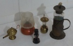 Lote com 5 lamparinas decorativas de coleção manufaturada com materiais diversos.