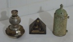 Objetos decorativos - Pirâmide em metal ricamente trabalhado, castiçal em metal banhado a prata e objeto judeu. Altura do maior 13cm.