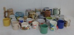Colecionismo - Lote com 30 canecas diversas de porcelana e cerâmica. tamanhos, modelos e desenhos diversos.