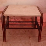 Mesa de Cabeceira em madeira nobre e tampo de mármore branco. Med. 38x45x46cm.