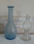 Conjunto de licoreiro um azul claro satinée sem tampa com 22cm e um translucido com tampa adaptada, com 18cm.