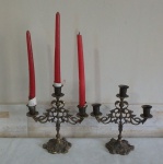 Castiçal para três velas em bronze trabalhado em bordados fenestrados década de 70 medindo 22 cm de altura. As velas acompanham.