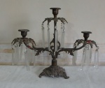 Castiça francês  para três velas em bronze trabalhado em folhagens e cristais  fenestrados circa de 60/70 medindo 32cm de altura.