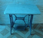 Interessante mesa de apoio com tampo de mármore branco, base em ferro forget. Med. 80x50x73