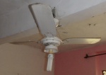 Ventilador de teto com três pás funcionando no momento e sem garantia. A retirada do local é por conta e risco do arrematante.