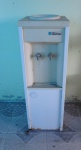 Bebedouro da Gelágua com duas torneiras, água natural e água gelada. Alt. 98cm Não testado. No estado.