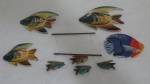 Lote com cinco objetos decorativos no formato de peixe em madeira policronada.