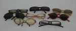 Lote com coleção de oito óculos com tamanhos e formatos diversos.