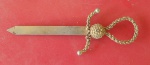Punhal marroquino, punho em metal dourado trabalhado, lâmina com 22cm.