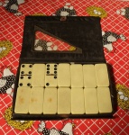 DOMINO - Antigo jogo de dominó profissional acomodado em caixa original, lote completo. Medindo a caixa 19cm de comprimento.