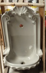 Pia para lavabo em cerâmica Cinza Medindo 68cm x 37cm. Nova no engradado de proteção,