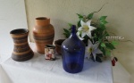 Lote contendo 4 vasos, uma lata antiga decorativa de coleção e um garrafão azul marinho.