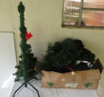 Elementos Natalino com duas Arvore de Natal desmontada e no estado, uma com 84cm e a outra com 54cm.