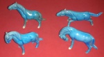 Arte Popular, 4 cavalos azuis de louça, lindo trabalho, posições diferentes!!! Tamanho aproximado de 10 cm
