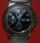 Relógio Citizem, cronografo e alarme, fundo preto, calendário, pulseira de aço