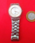 Relógio Swatch, pulseira decorada em circulos, caixa resina