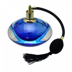 Perfumeiro oval em bloco de cristal com rico tom azul e bomba aplicadora de perfume. Medida 12x12x12cm, com capacidade para 150ml. Peça sem uso e na caixa original.