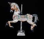 Cavalo em madeira ricamente trabalhado e policromado. Peça de origem oriental em excelente estado. Medida 52x48 cm. VEJA FOTOS EXTRAS.