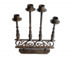 Magnífico candelabro rústico em ferro fundido decorado com volutas. Medidas: 24x30cm