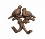 Cabideiro de pássaros em fer forge com pintura rústica contendo dois ganchos. Medidas 13,5x4x11,5 cm.