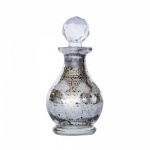 Belíssimo perfumeiro em vidro com exuberante tampa lapidada e efeitos espelhado envelhecidos. Medida 12cm de altura. Peça em embalagem original lacrada.