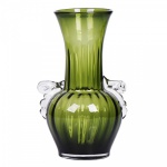 Vaso em espesso vidro com alça translúcida e corpo na bela cor verde oliva. Medida 34 cm.