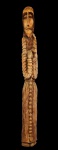 Louco - (Boaventura da Silva Filho 1932/1992, Cachoeiro - BA), " São Francisco". Escultura de madeira nobre entalhada, Assinada, datada 6-10- 1978 e localizada no verso. Med. 1,41 m de altura. Presença de sujicidade e pequenas faltas na base. No Estado.  Coleção Particular Rio de janeiro/RJ.Nota Biográfica: Louco, apelido de Boaventura Silva Filho, está certamente entre aqueles artistas que, segundo Gilberto Velho, construíram uma biografia a partir do campo de possibilidades bastante típico da sociedade moderna, aparecendo fortemente solidário com o desenvolvimento de ideologias individualistas. Assim é que artistas como ele, Agnaldo, Artur Pereira, José Antônio da Silva, G.T.O., Chico Silva, Chico Tabibuia, Dezinho, Eli Heil e vários outros constantes deste livro foram construindo em seu trabalho um estilo individual semelhante àquele existente entre os criadores pertencentes às elites. Louco encontra-se, certamente, entre os grandes nomes da escultura brasileira do século XX. O jacarandá, a jaqueira, a sucupira, o vinhático estão entre as madeiras que ele trabalhou por mais de três décadas, construindo uma veemente galeria de personagens sobrenaturais, que se distribuem entre a iconologia católica e a afro-baiana, ou as mesclam. Os títulos de suas obras deixam patente essa dupla filiação religiosa: Cabeça de Oxalá, Santa Ceia, Tocando atabaque, Iemanjá, Cristo, Oxalá Cristo, Grande, Anjo de candomblé. Esta escultura transculturada é bem visível no Cristo longilíneo com feições negras e na Última Ceia, sustentada, segundo ele, por escravos que estampamos aqui. Na escultura de Louco o ritmo sobressai como elemento construtivo dos mais importantes. Quer na sucessão de figuras seriais a formar sempre blocos harmônicos, quer na própria incisão com a goiva na superfície da madeira, que ele esfola, escama e ondeia. Seus personagens sobrenaturais, seus deuses, como ele os designou a Selden Rodman (1977), são figuras dinâmicas de sofrimento e transporte religioso. Como Agnaldo e Chico Tabibuia, Louco inova ao representar os próprios orixás em sua escultura, pois a tradição africana, bem como a dos grandes candomblés de Salvador  que ele frequentou durante um tempo -, é abstrata e geométrica em seus pontos riscados ou então indica cada santo pelos seus trajes, adereços e atributos, sem nunca retratá-lo. Como eles, ele emerge do coletivo para uma instância individual, na busca de uma expressão cada vez mais profunda e pessoal, como qualquer artista da elite, construindo o que se chama de estilo. Olhos rasgados, e em geral semicerrados, nariz afilado, braços e pernas alongados são apenas elementos que resvalam na descrição do expressionismo, no sentido do drama e da dor inesgotavelmente reinventados na forma que confere aos seus trabalhos. Sobre o seu apelido, contou a Selden Rodman (1977): Quando parei de raspar cabeças e deixei de ser barbeiro para esculpir blocos de madeira, meus vizinhos disseram: o homem é louco. Eu achei um nome artístico ótimo, e deixei de ser Boaventura Silva Filho naquela hora mesmo. Na realidade, quando ainda era barbeiro Louco esculpia cachimbos de madeira e barro entre o atendimento de clientes. Começou a fazer cabeças e figuras neles, mas acabaram por ficar tão grandes que passou finalmente para esculturas em blocos de jaqueira, sucupira, de jacarandá. Levou-as para vender em 1965 no Mercado Modelo, em Salvador, onde foram vistas por Jorge Amado e Mário Cravo Jr., que as compraram, e aí se iniciou o seu renome como artista. Louco passou a vender seu trabalho sem precisar sair de casa, com suas obras disputadas por colecionadores e comerciantes de arte. Pôde então construir no meio de um coqueiral em Cachoeira a sua bela casa branca, redonda, com todas as portas e janelas esculpidas por ele, onde funcionou sua oficina e viveu com a mulher e dez filhos. Em 1972 participou da exposição O Espírito Criador do Povo Brasileiro, coleção Abelardo Rodrigues, em Brasília, e de mostra no Centro Domus, de Milão. Em 1974 integrou Sete Brasileiros e seu Universo, com curadoria de Gisela Magalhães. Em 1977 integrou a representação brasileira ao 2º Festac de Lagos, Nigéria, com curadoria de Clarival do Prado Valladares, e em 1987 a mostra Brésil, Arts Populaires, no Grand Palais, Paris, com curadoria de Lélia Coelho Frota. Sua obra consta de grandes coleções particulares e integra o acervo dos principais museus de arte popular do país. Também criou em torno de si um escola, como é comum em meio popular quando surge um mestre. Transmitiu o seu saber aos familiares: seu filho Celestino, o irmão Maluco, já falecido, e os sobrinhos Maluco Filho, Doidão e Bolão (que assina Louco Filho), e que também se projetam como artistas.Pequeno Dicionário do Povo Brasileiro, século XX / Lélia Coelho Frota  Aeroplano, 2005