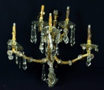 Um aplique para cinco velas em metal , cristal e vidro, estilo Maria Thereza.Med. 52 de altura x 54 de largura. Marcas do tempo. desgastes. diversos quebrados. No estado.