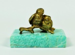 Miniatura -  Singelo grupo escultórico de bronze representado por casal de pássaros pousados sobre galho. Base em pedra semi-preciosa na cor azul. Med -  5 cm de altura x 7 cm de comprimento x 4 cm de profundidade. Marcas do tempo.No estado.