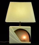 Elegante abajur  de grandes dimensões de faiança, metal e vidro. Anos 70. Possui uma iluminação simulando  vitral na base da peça. Acompanha cúpula.Presença de um um trincado na base. marcas de uso. NO Estado.. Med. Base:  30 x 39 x 10 cm de profundidade; Medidas totais com a cúpula: 72 x 51 cm.