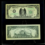 Cildo Campos Meirelles (Rio de Janeiro-RJ/1948), "Zero Dollar", conjunto composto por duas  litografias sobre papel, Déc 80. Assinada e Série A datada 1984. med 6,7 cm x 15,7 cm (obra), 20 cm x 20 cm  (suporte de acrílico). Presença de  poucos pontos de acidez sobre a superfície da obra.  Marcas do tempo. No estado. Coleção Particular Rio de Janeiro/RJ.