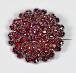 BIJOUX JOIA - Belíssimo antigo broche de metal nobre e granada. Fecho tipo "alfinete". Med. 4 cm de diâmetro. Marcas de uso. Algumas faltas. No estado. Coleção Particular Rio de Janeiro/RJ.