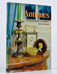 Lote composto por 01 Catálogo de Antiguidades  - "A popular guide to Antiques for everyone "- med. 29  x 21,5 cm . Marcas de uso.