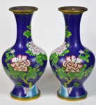 Cloisonné- Par de elegantes vasos ,China . Séc XX. Adornados por delicadíssima e farta decoração, na técnica chamada "cloisonné ", representada por flores. Coleção Particular Rio de Janeiro. Med 40 x 20 x 12,5 diâmetro da "boca".Marcas do tempo. No estado.