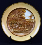 Colecionismo - Inusitado medalhão de porcelana pintado à mão reproduzindo cena do cotidiano com paisagem iconográfica do Rio de janeiro ao Fundo. "D'aprés Rugendas" . Assinado e datado no verso . Lina - 77. Med 30 cm de diâmetro. Marcas do tempo. No estado.