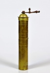 Colecionismo - Antigo moedor manual de metal dourado e ferro. Med. 24 x 5 x 15 cm . Marcas de uso. No estado.